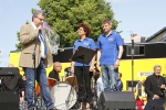 Butiken Bergerers Bosättning fyllde 100 år sommaren 2015. Här får Marie och Anders ta emot kommunens hyllning som överräcktes av kommunalrådet Per Eriksson.