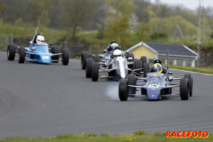 John Thim låser upp en aning på väg mot seger i andra racet för Formel Ford. Här ligger han före Viktor Ljungdahl, Oscar Thim och Henrik Hansson.