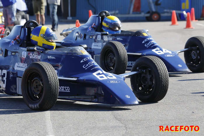 Bröderna John och Oscar Thim koncentrerar sig före starten i Formel Ford.