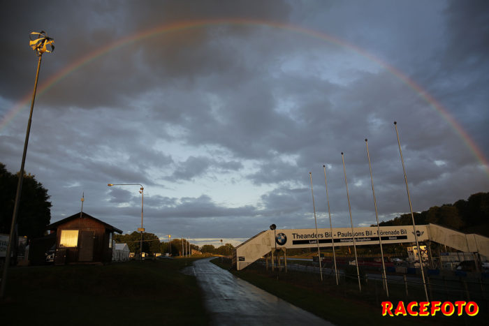 Svenskt Sportvagnsmeeting på Ring Knutstorp. Blandat väder med sol, regnskurar och åska.