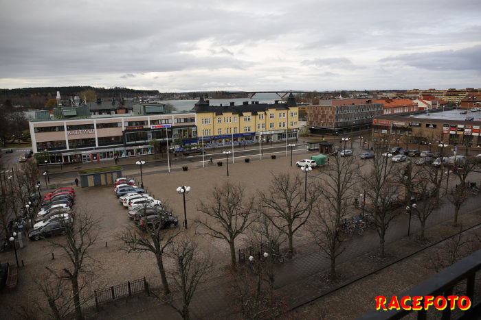 Vy över torget och den nya bron från hotellet i Motala.