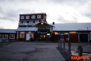 Sällskapet delades in i fyra grupper som sedan marscherade till Motormuseumet i Motala.